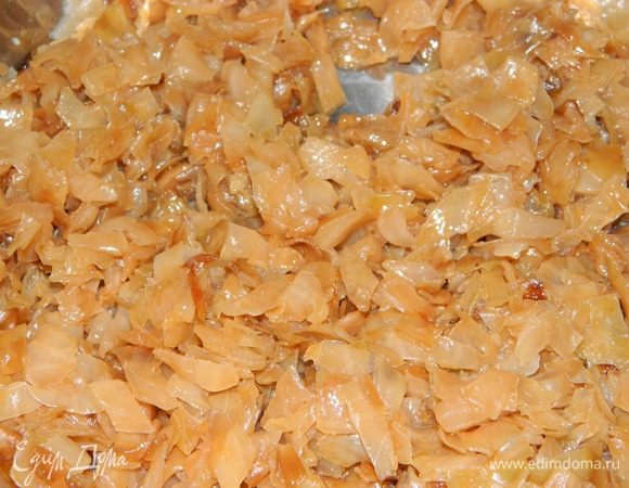 Белокочанную капусту нарезать кубиками. В сковороде разогреть растительное масло, добавить нарезанную капусту, тушить до готовности. В конце добавить соль.