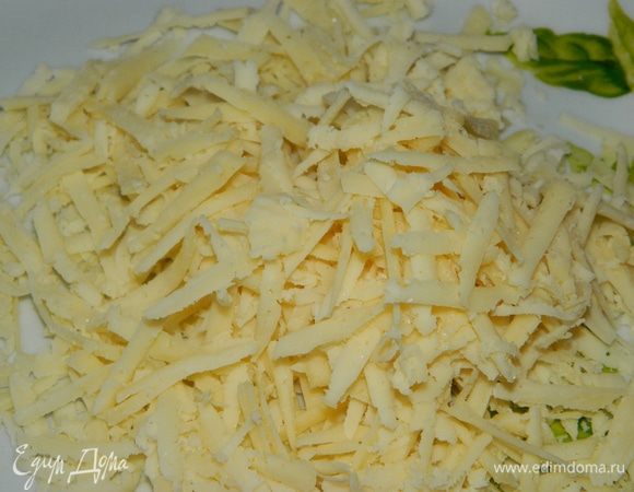 Сыр натереть на крупной терке.