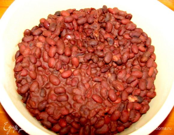 Фасоль отварить до готовности с солью.