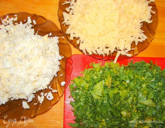 Яйца отварить, натереть на средней терке. Сыр натереть так же. Кинзу порезать.