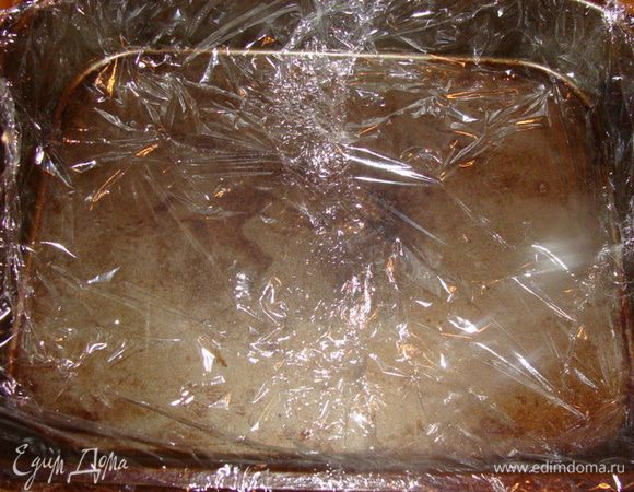 Противень или большую прямоугольную форму застелить пищевой пленкой. На нее выложить смесь, толщиной не больше 2 см. и убрать на 20 мин. в холодильник.