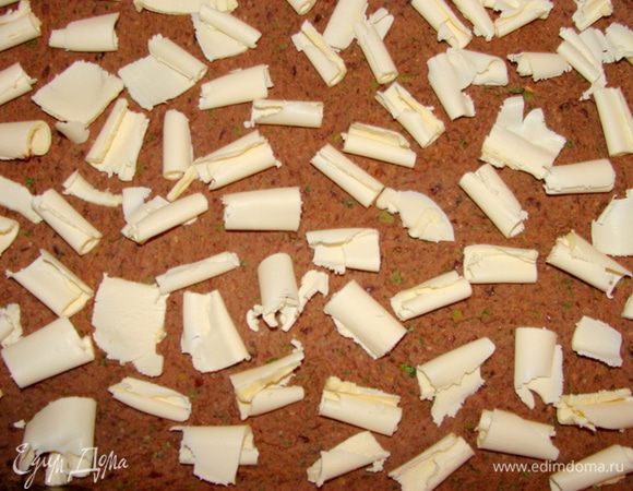 Фасолевый слой равномерно покрыть стружкой сливочного масла.