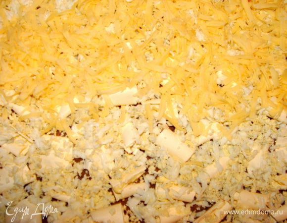Дальше слой тертого яйца, сверху сырный слой.