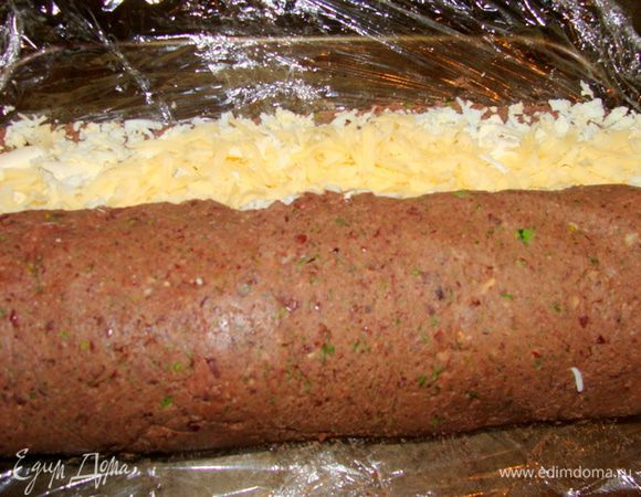 Аккуратно, при помощи пленки, свернуть рулет.