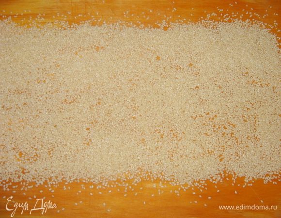 На доску насыпать кунжутные семечки.