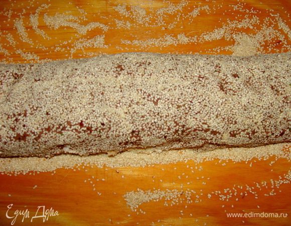 Обвалять в них рулет.