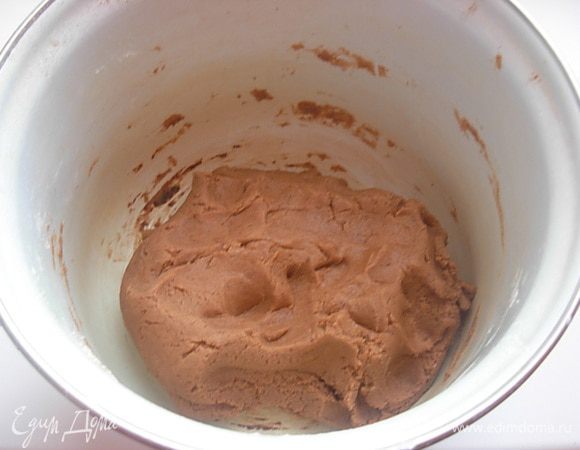 Замешиваем тесто из муки, масла, сахарной пудры и какао. Убираем в холодильник на 30 минут.