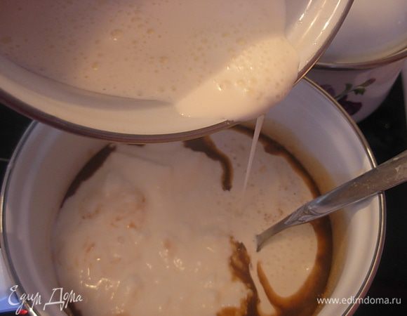 Затем в желатиново-сахарную смесь наливаем сливки и йогурт. Хорошо перемешиваем. 