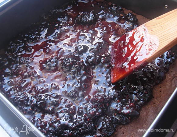 На корж выкладываем варенье.