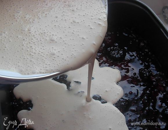 Сверху выливаем желатиново-сливочную смесь.
Убираем в холодильник до полного застывания. Примерно на час.