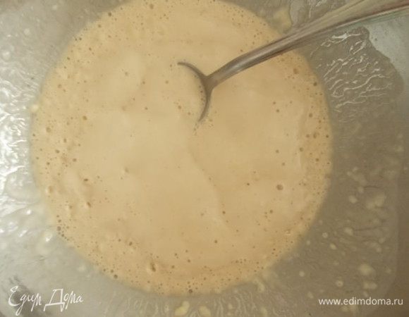 Развести дрожжи в 0.5 ст. воды и 0.5 ст. муки, размешать и поставить в теплое место на 30 минут.