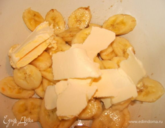Бананы и масло размять.