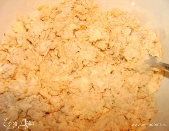 Добавить муку и разрыхлитель. Смешать.