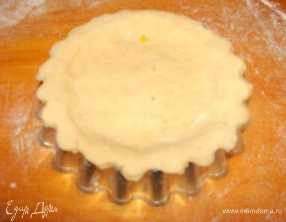 Тесто раскатать в пласт толщиной 5 мм. Нарезать формой.