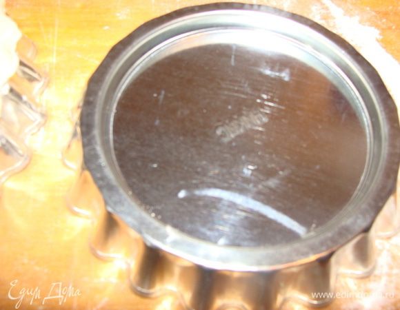 У меня есть такие объемные формочки, я выпекаю на них, но можно воспользоваться просто противнем.