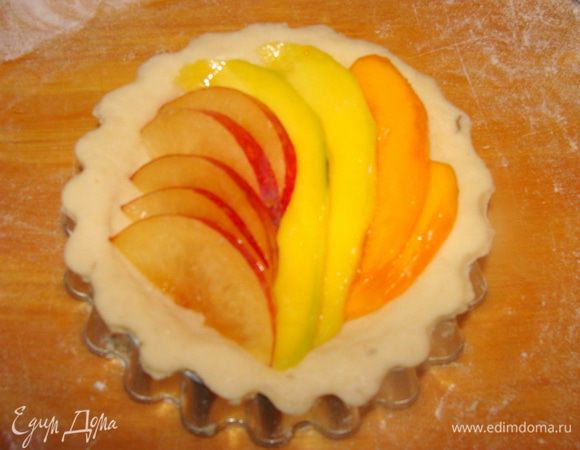 Выложить фрукты.