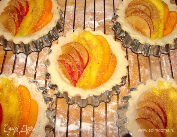 Посыпать коричневым сахаром. Запекать 25 мин при 180*