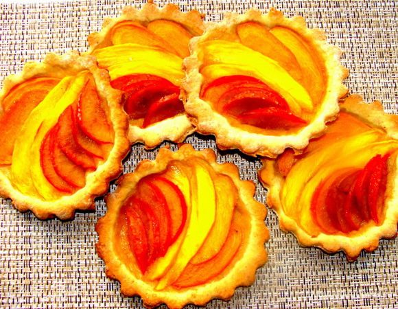 Получаются вот такие яркие печенюшки. перед подачей можно залить взбитыми сливками. Приятного аппетита!