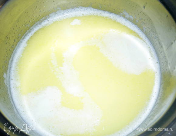 Принимаемся за бисквит. Молоко и масло нагреваем в кастрюльке до полного растворения последнего, не допуская кипения. Держим горячим до использования. 