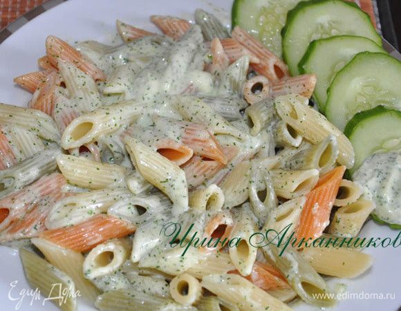 Сыр, сметану, майонез, укроп, чеснок, черный молотый перец и масло взбить в блендере в однородную массу.
