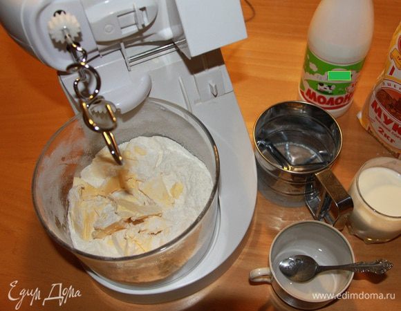 Из ингредиентов замесить тесто: порубить 3 стакана муки с 200 г маргарина, добавить полстакана молока, щепотку соли, половину чайной ложки уксусной эссенции. Убрать тесто на 1 час в холодильник. 