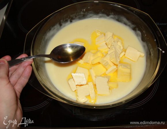 Пока тесто приходит в себя в холодильнике, сварить заварной крем из 3 яиц, 1 стакана сахара, пол-литра молока и 2 ст.л. муки. Остудить и добавить 70 г сливочного масла и 1 ст.л. коньяка или ликёра. Крем взбить и убрать в холодильник, прикрыв плёнкой, чтобы не образовалась корка на поверхности крема. (Подробнее, как варить заварной крем смотрите здесь: http://www.edimdoma.ru/retsepty/59010-rulet-italyanskaya-koshka)