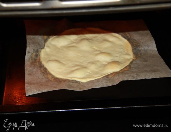 Полученные коржики выпекать в духовке при 180°С до готовности (примерно 4 минуты). Так выпекать все 16 коржей плюс несколько коржей из обрезков, которые пригодятся для крошки-посыпки.