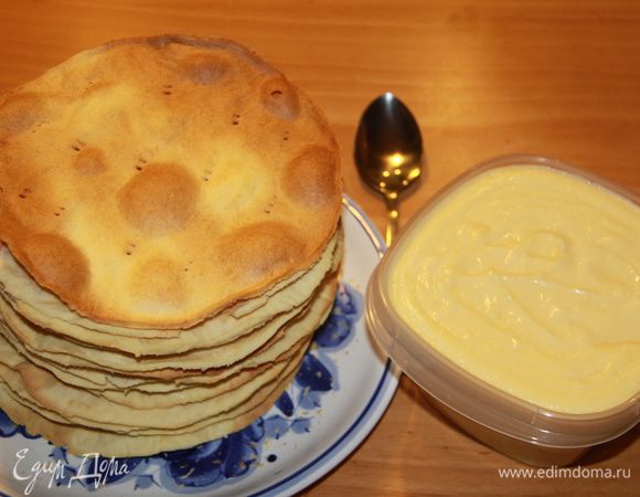 Итак, крем остыл, коржи готовы. Можно приступать к сборке торта.