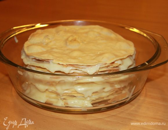 Лучше делать это в кастрюле с высокими бортиками, даже если крем вытечет, далеко он не убежит.