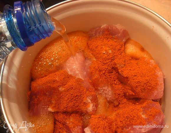 Мясо свинины порезать. Я порезала довольно крупными кусками (примерно 2×3 см). Сложить в сотейник. Посолить, добавить паприку, налить газированной воды. 
Поставить мариноваться на ночь, в холодильник (у меня простояло до обеда следующего дня).