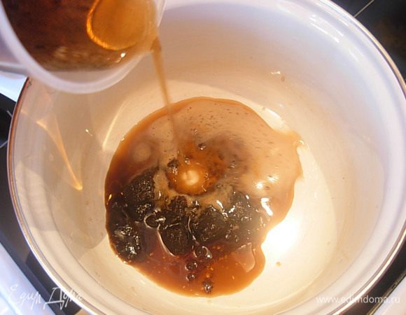 Готовим глазурь: в сотейник наливаем пиво, уксус, соль, сахар. Выпариваем  минут 20, пока не останется треть от первоначального объема.