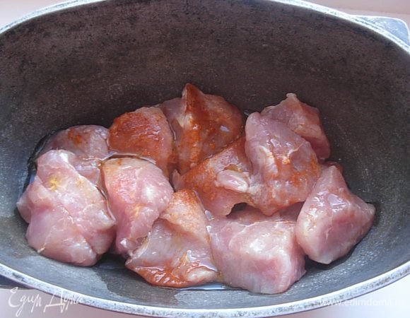 В жаровню складываем промаринованные куски мяса (без маринада). Поливаем маслом и отправляем в разогретую до 180 гр. духовку,  примерно на 30 минут (я готовила на функции гриль с обдувом), периодически помешивая мясо. 
Сначала выделится сок, мясо будет тушиться и обжариваться за счет гриля. А затем, когда сок выпарится, жариться на масле.