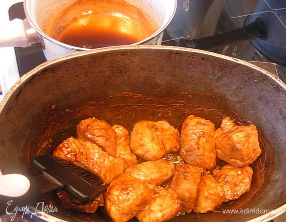 По истечении 20 минут, достаем мясо и кисточкой смазываем глазурью каждый кусочек. Отправляем в духовку на 10 минут.
Затем опять достаем, переворачиваем кусочки и опять смазываем глазурью.
Опять убираем в духовку, на 10 минут.
Последний раз смазываем уже приготовленное мясо.