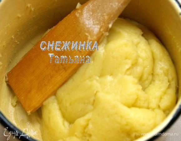 Муку 200 г предварительно просеиваем. Как только масса в кастрюльке закипела, всыпаем муку. Энергично мешем деревянной ложкой или лопаточкой. Когда тесто станет отставать от стенок кастрюли и сбиваться  в однородный шар, выключаем огонь. Оставляем немного остыть.