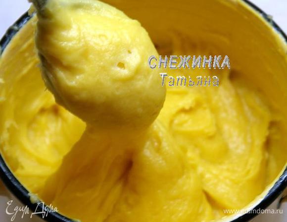 Когда тесто немного остыло, вводим по одному яйца. Хорошо вымешиваем массу после каждого яйца. В итоге получается нежное тесто, не крутое и не растекающееся. Сыр натираем на мелкой тёрке и добавляем в тесто. Перемешиваем.