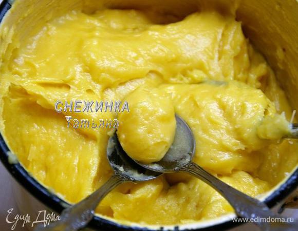 Из теста будем формировать маленькие круглые шарики. Для этого воспользуемся двумя чайными ложечками.