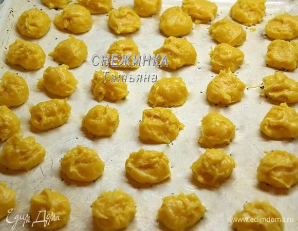 Выкладываем заварные шарики на смазанный сливочным маслом противень на некотором расстоянии друг от друга. Всего у меня получилось два противня, которые я пекла в два захода.