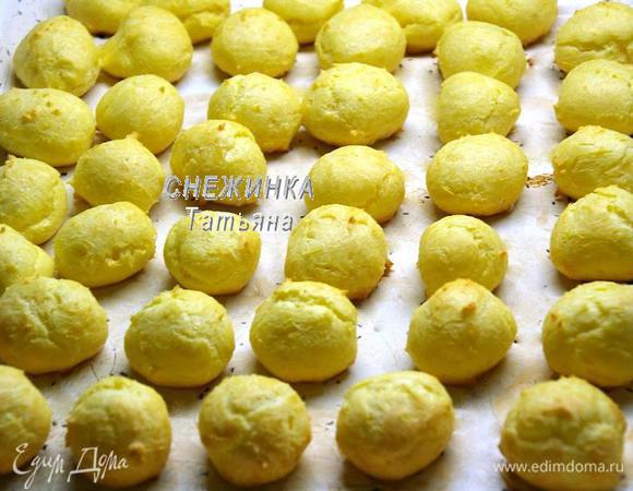 Ставим профитроли выпекаться в разогретую до 180С духовку на 25-30 минут. Я пекла ровно 30 минут. Духовку за это время не открываем!