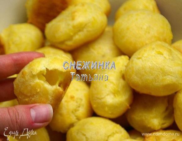 Оставляем остужаться. Формируем второй противень профитролей и ставим выпекаться. Вот такие дутые кругленькие они получаются и полые внутри!