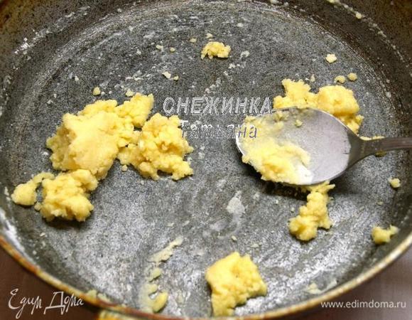 Пока остывают профитроли, займёмся крем-муссом. Для основы на сковороде растапливаем 40 г сливочного масла. Когда оно полностью растаяло, насыпаем 4 ст.л. муки и перемешиваем ложкой до полного её заваривания.