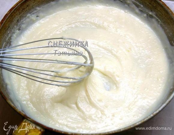 Постепенно вливаем сливки 10% жирности. Постоянно мешаем венчиком до образования однородного густого соуса. Снимаем с огня. Добавляем щепотку соли и приправляем молотым чёрным перцем. Перемешиваем и оставляем остывать.