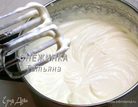 Сливки жирностью 33% взбиваем до пышной устойчивой массы.