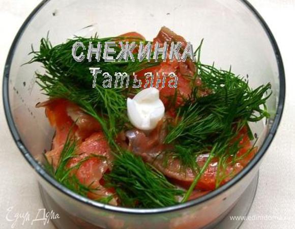 В чашу блендера кладём нарезанную кусочками слабосолёную подкопченную сёмгу, промытые и просушенные 6 веточек укропа. Добавляем лимонный сок. 

