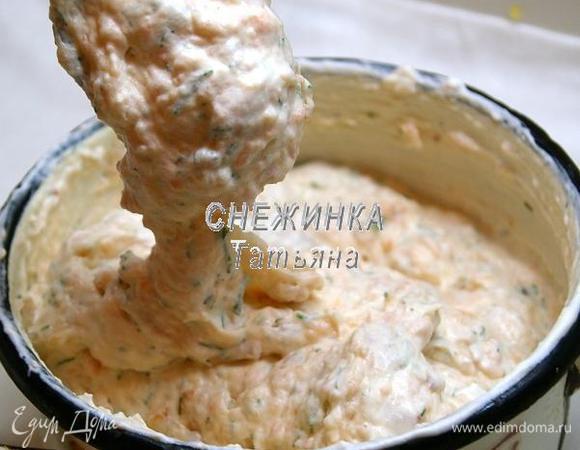 Очень хорошо соединяем рыбную массу с той, что на скороде. Затем аккуратно подмешиваем к ней взбитые сливки. Получается воздушный крем-мусс.