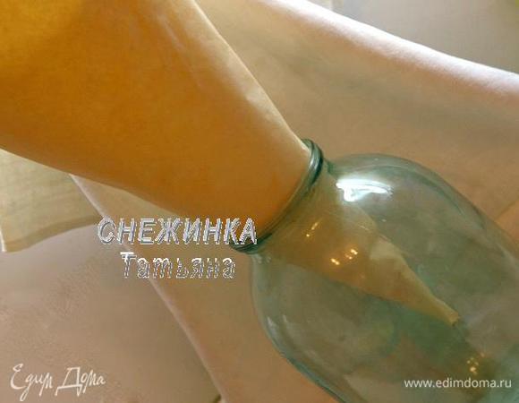 Теперь будет формировать «ёлку». Нам понадобится большой лист бумаги для выпечки. У меня где-то 60х60 см. Можно соединить несколько листов бумаги для выпечки или взять белый лист формата А3 или А2. Делаем из бумаги конус. По высоте нам будет достаточно 40 см, поэтому лишнее лучше сразу отрезать для удобства закладывания в него профитролей. Для удобства использования, острым углом вставляем конус в трёхлитровую банку.