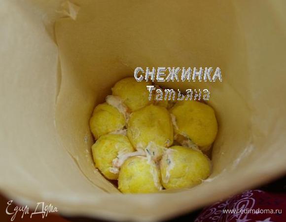 Промазываем крем-муссом достаточно щедро, чтобы пирожные хорошо держались между собой. В-четвёртых, закладываем пирожные достаточно плотно друг к другу как бы слоями, пустые места, если образуются, заполняем крем-муссом.