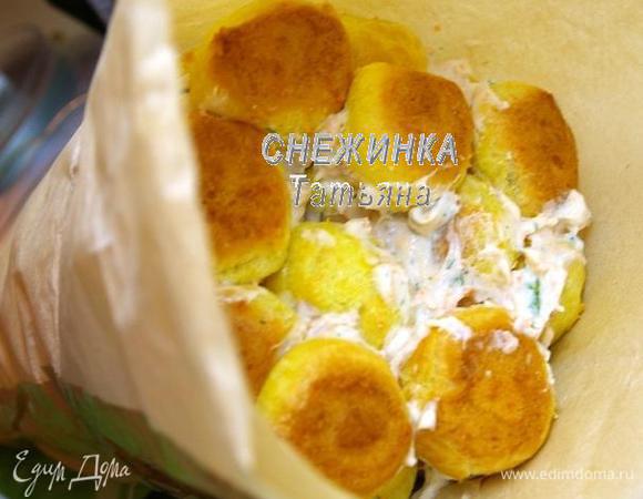 Самый последний слой выглядит вот так. Он должен быть как можно ровнее, чтобы наша «ёлка» потом была устойчивой. Заканчиваться конструкция должна профитролями, уложенными вверх основанием. Немного крем-мусса оставьте, потом понадобится смазывать верх «ёлки» для оформления. В таком виде конструкция у меня была оставлена на ночь, естественно в холодном месте. Единственное, чтобы горлышко банки не деформировало «ёлку», я вынула заполненный конус из банки и за концы бумаги подвесила его прищепками на бельевую верёвку на балконе:))