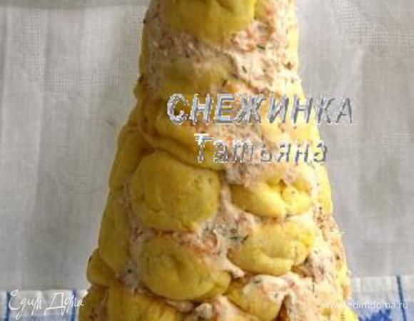 Утром, когда наша «ёлка» хорошо скрепилась, снимаем бумажный конус, перевернув конструкцию основанием на тарелку. Я разрезала бумагу ножом. 