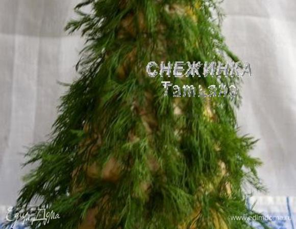 Теперь настал момент сделать ёлку ёлкой. Оформляем со всех сторон веточками укропа, делаем ёлочные ветки. Помните, что ветви растут под углом немного вниз и ближе к основанию они должны быть длиннее. Веточки укропа хорошо вставляются в крем в местах соединения профитролей, по необходимости промазывайте крем-муссом свободные места, чтобы они хорошо крепились.