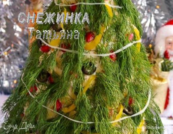 Так как ёлка новогодняя, необходимо её украсить. Первым делом используем зёрна граната. Крепим их хаотично на крем-мусс. Затем нарезаем кольцами маслины. Также размещаем их в разных местах «ёлки». Из сладкого перца нарезаем полукольца и крепим их в виде ленточек. Гирлянду делаем из сырных нитей. Для этого растапливаем моцареллу, можно в микроволновке. Сыр должен хорошо расплавиться. Затем берём вилку и, подцепив немного сыра, поднимаем её вверх, за вилкой потянутся сырные нити. Ими как бы огибаем «ёлку».